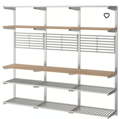 En hylla med flera trä- och metallhyllor i ett modernt design.